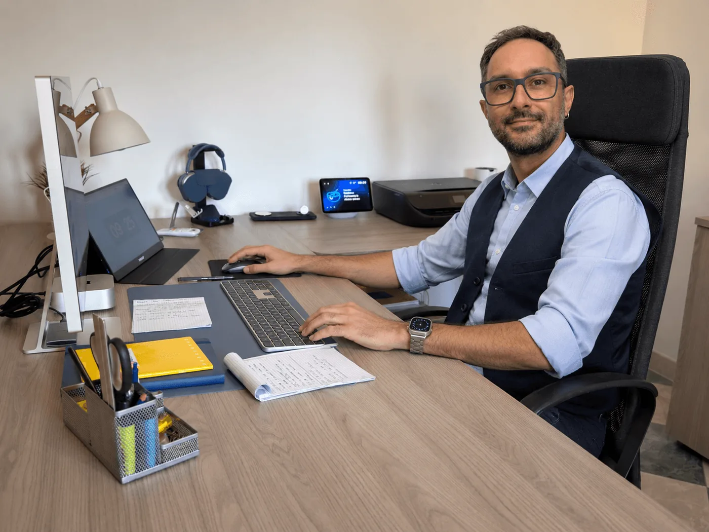 Antonio Colucci alla sua scrivania
